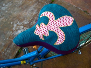 red dot fleur de lis bicycle seat cover
